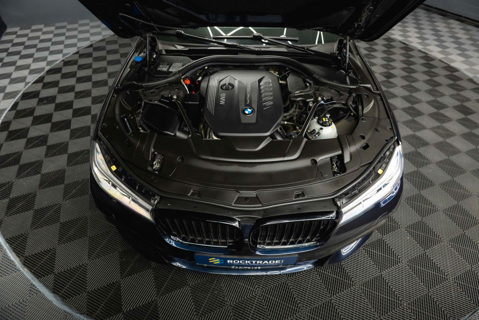 Fahrzeugabbildung BMW 730d L xDrive M Sport Shadow | 100% Option | 19%