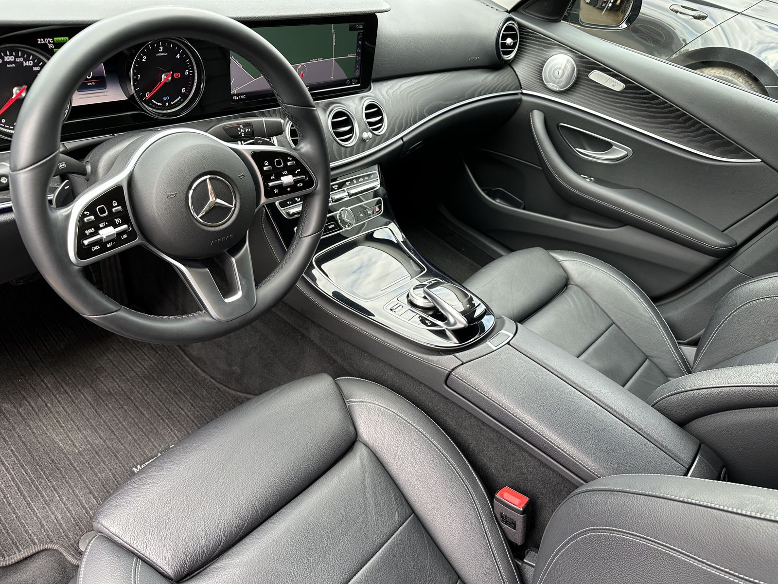 Fahrzeugabbildung Mercedes-Benz E 300de T AMG-Line NAV+LED+AHK+KAMERA+HEAD-UP+PP