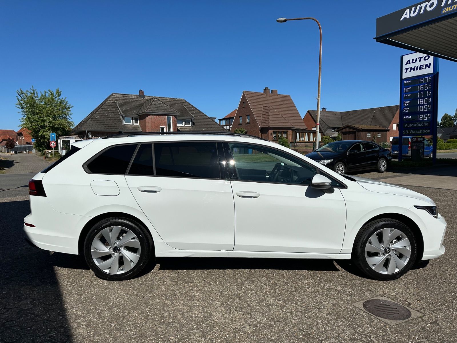 Fahrzeugabbildung Volkswagen Golf VIII Variant 1.5 TSI Life Navi/ACC/LED/Shzg