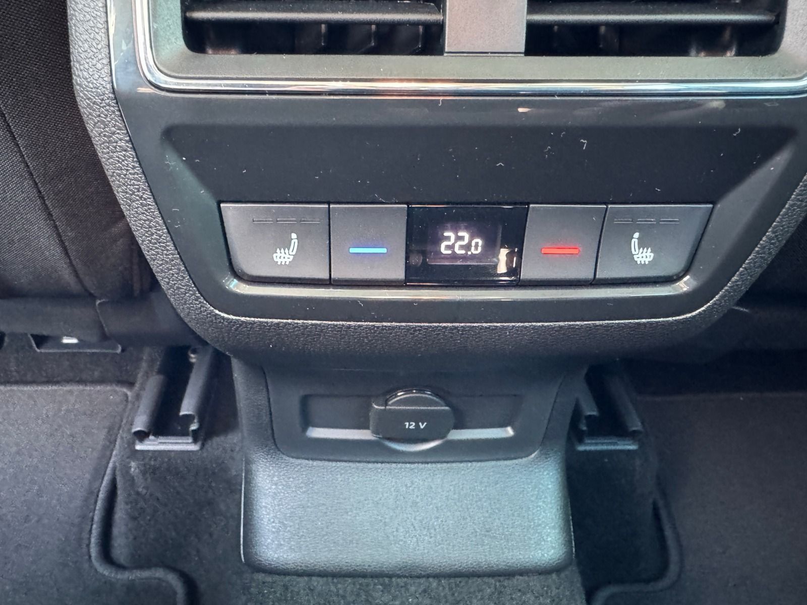 Fahrzeugabbildung SKODA Karoq 1.5 TSI DSG*AHK*RFK*behFro*eHeck*Allwetter
