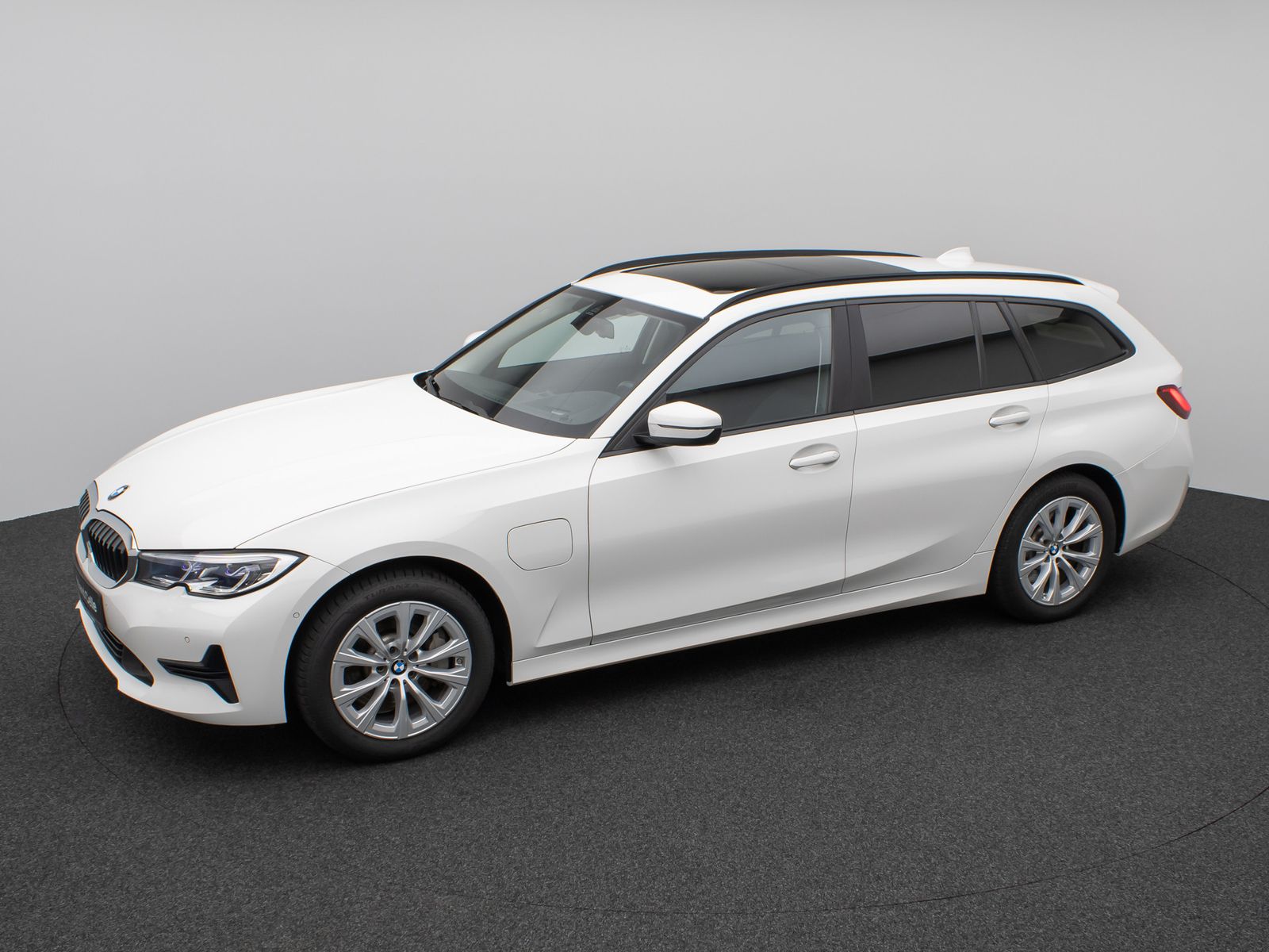 Fahrzeugabbildung BMW 330e Panorama Laser HUD DAB H/K Komfort Alarm