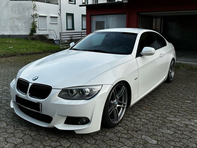 BMW 320d COUPÉ*M PAKET*Xenon*Navi*HarmanKardon*8Fach