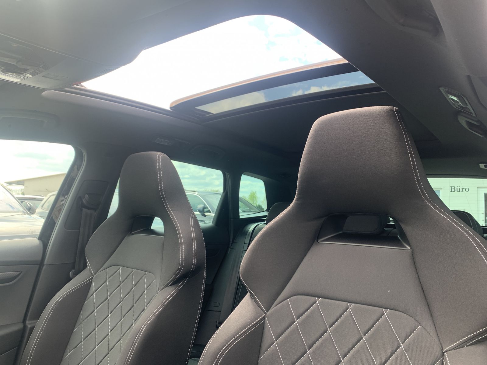 Fahrzeugabbildung SKODA Karoq 2.0 TDI*Sportline*4x4*AHK*Pano*Cam*CANTON*