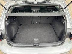 Fahrzeugabbildung Volkswagen Golf VIII Lim. Life LED Navi Sitzh Massage ACC