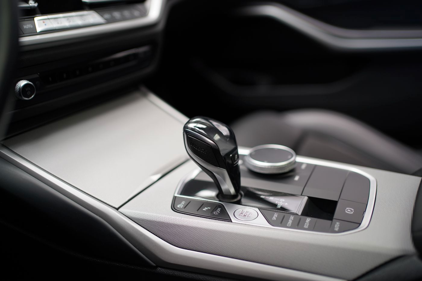 Fahrzeugabbildung BMW 330i Advantage +AHK+Glasdach+Head Up+Laserlicht+