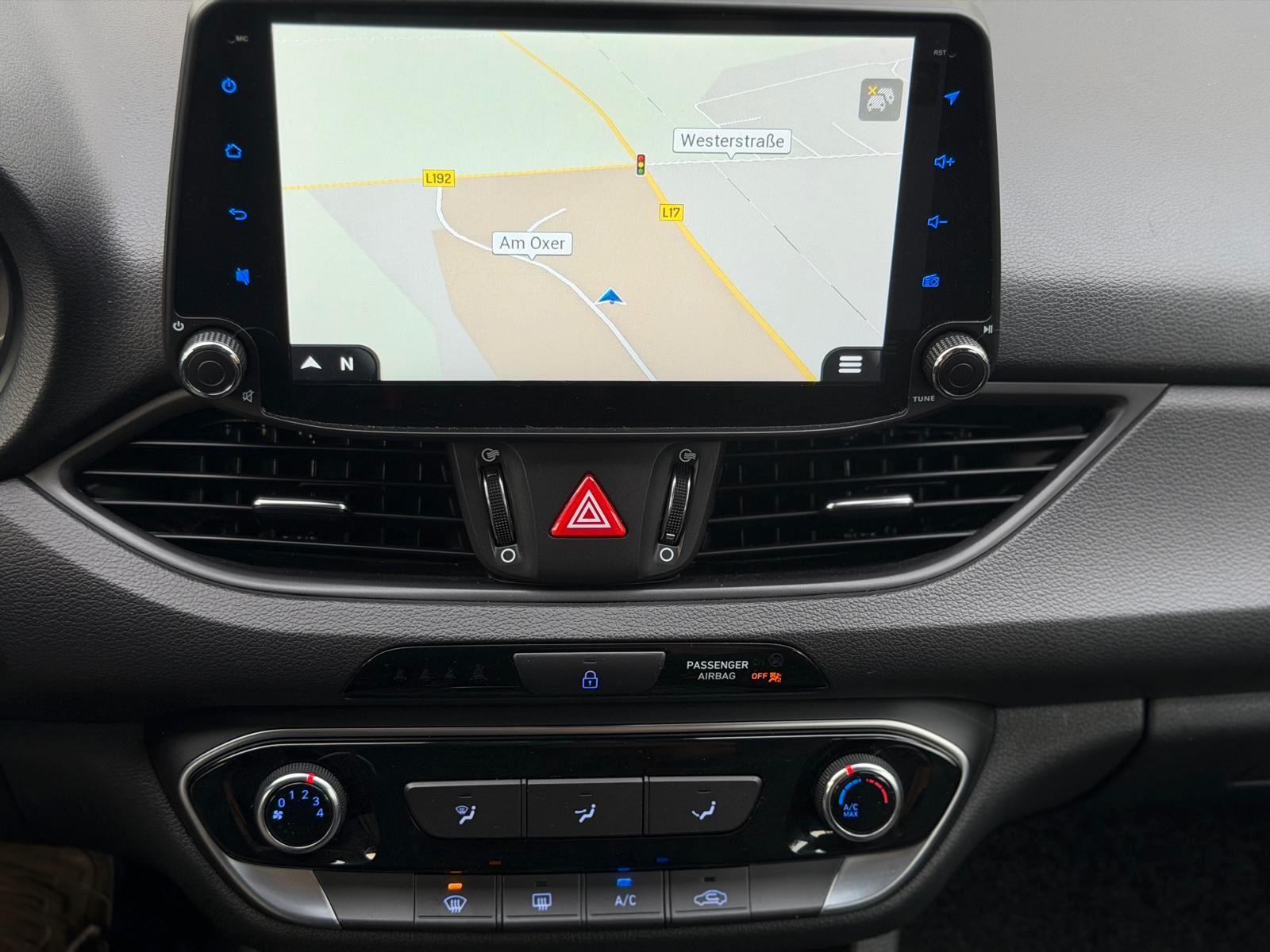 Hyundai i30  KAM NAV LKA AEB TEMPO