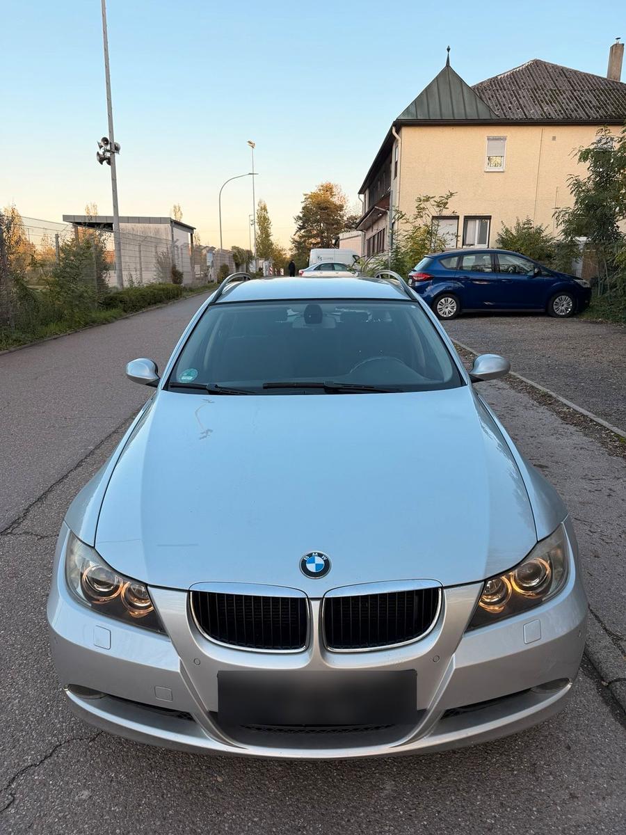 BMW 320 2005 — rear view