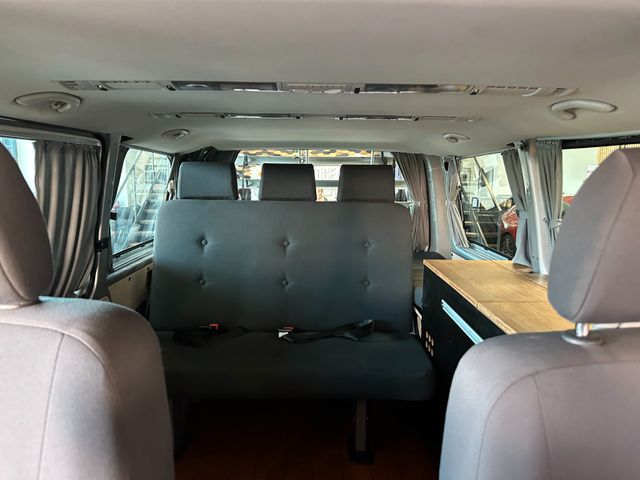 Volkswagen T5 *CAMPER*KÜCHE*BETT(aufklappbar)*ESSTISCH*AHK*