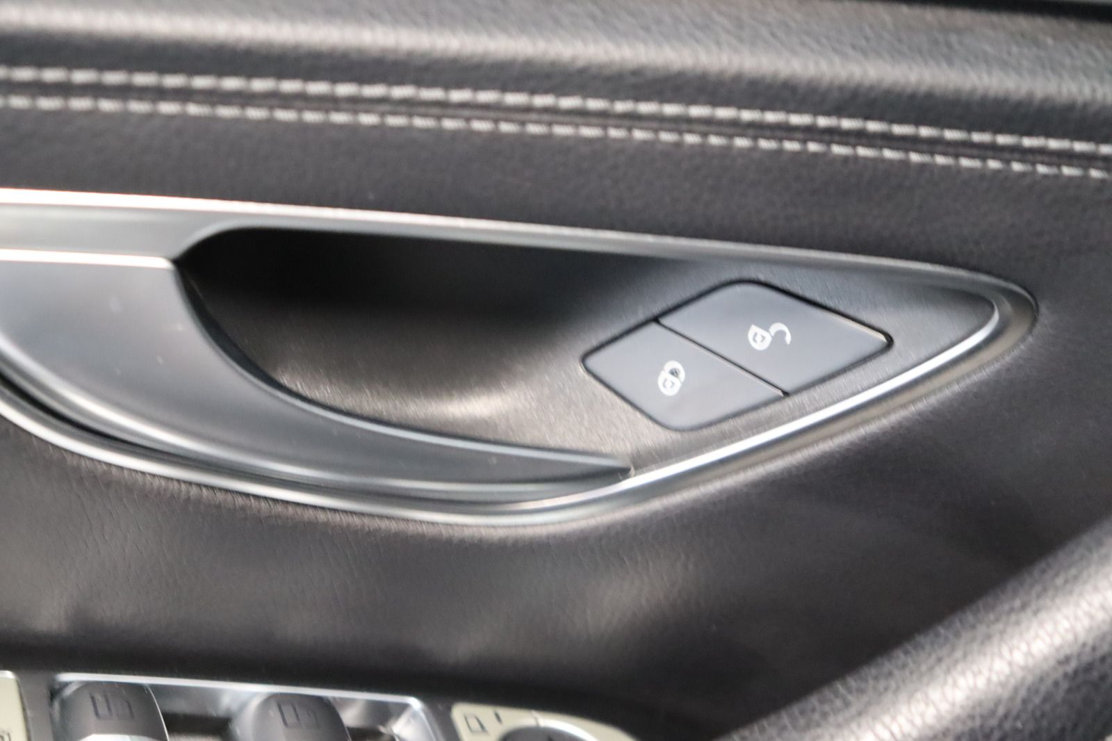 Fahrzeugabbildung Mercedes-Benz E 200 T 4Matic * Schiebedach * Navi * AMG line