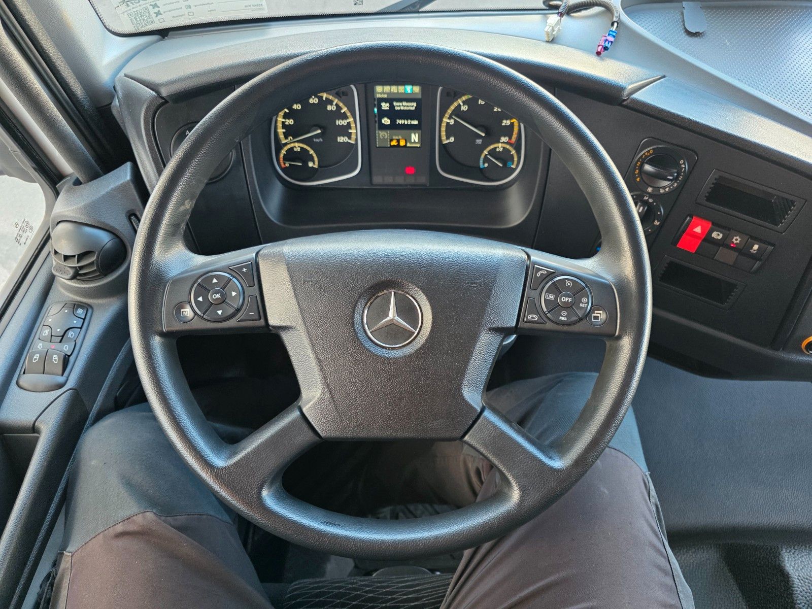 Fahrzeugabbildung Mercedes-Benz Atego 818 L Koffer+LBW Klima 3 Sitze