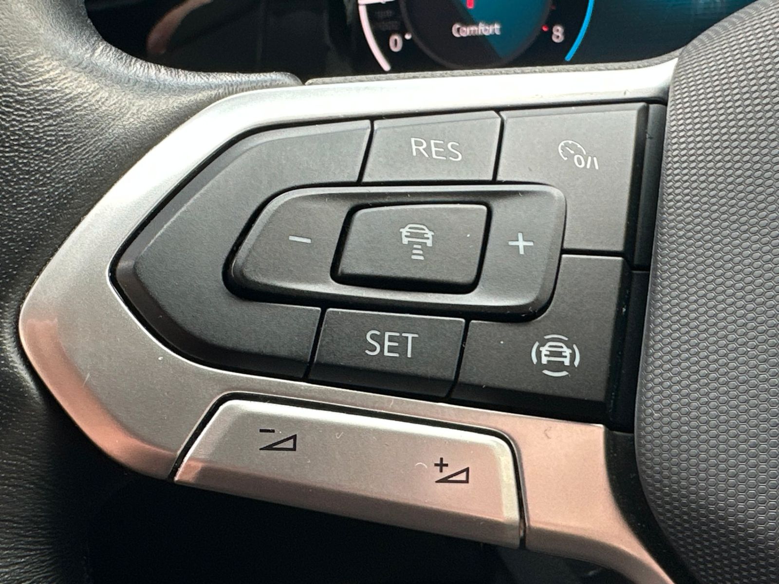 Fahrzeugabbildung Volkswagen Golf Variant 1.5 eTSI DSG MOVE NAV+LED+ACC