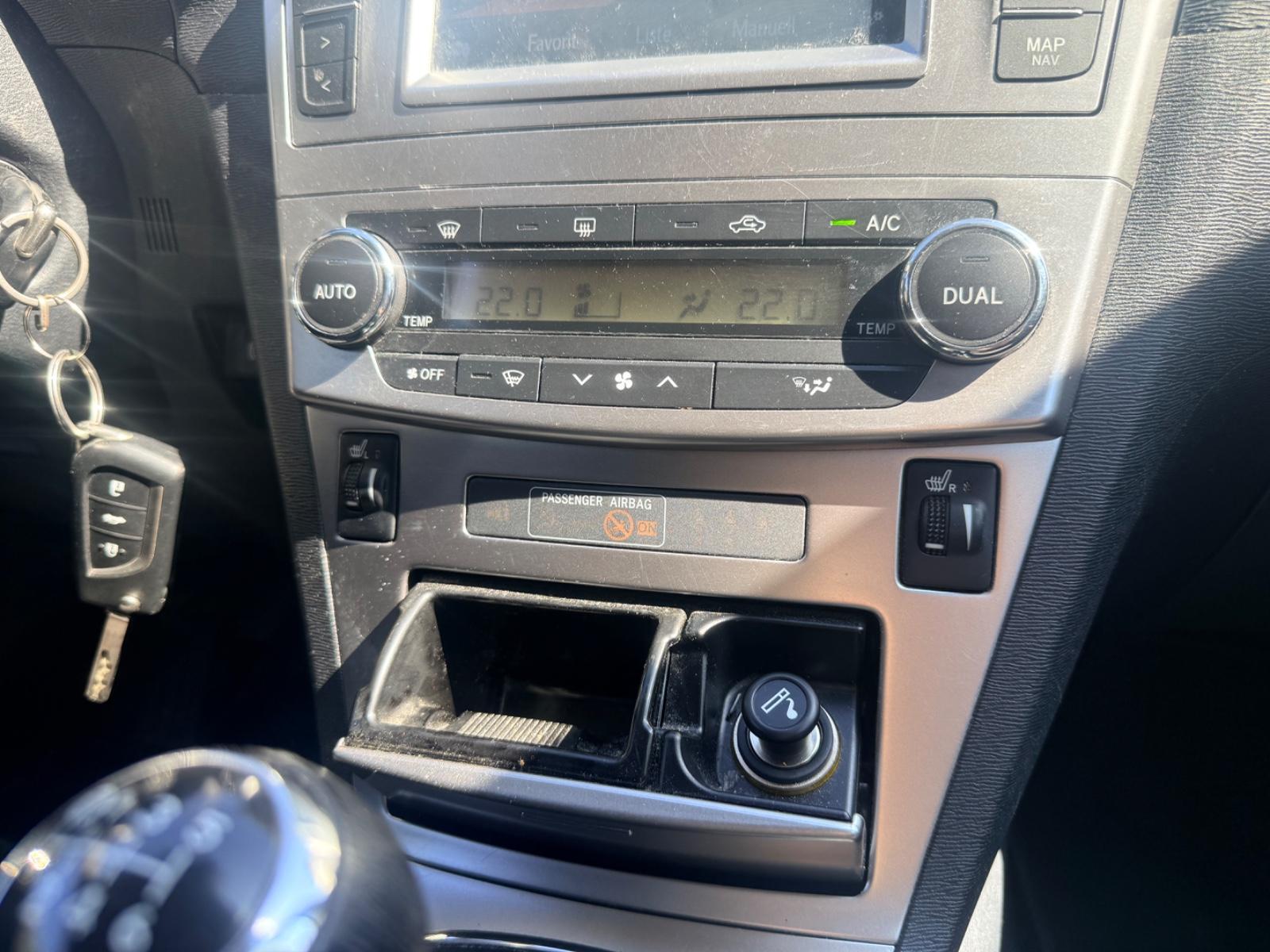 Toyota Avensis 2014 — photo 25