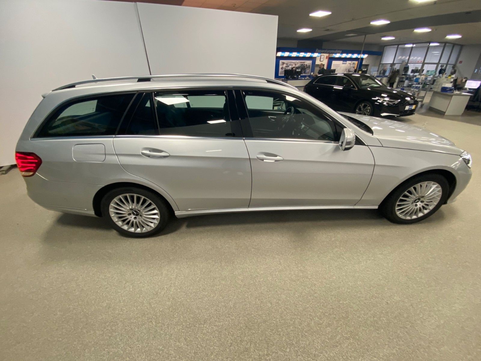 Fahrzeugabbildung Mercedes-Benz E 200 T ELEGANCE+NAVI+LED Scheinwerfer+Distronic