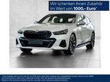 BMW 550e xDrive SPORTPAKET+DA PROF+PA PROF+PANO+AHK+ - weiße BMW 550