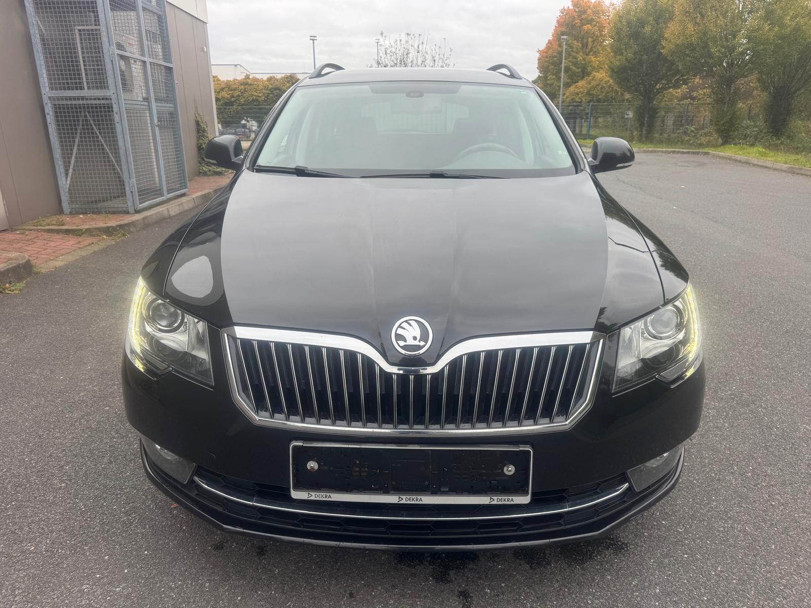 Skoda Superb 2014 — вигляд ззаду