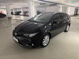 Toyota Auris Touring S. Hybrid 1,8-l-VVT Team Deuts... - Toyota Auris Team mit Benzin-Antrieb