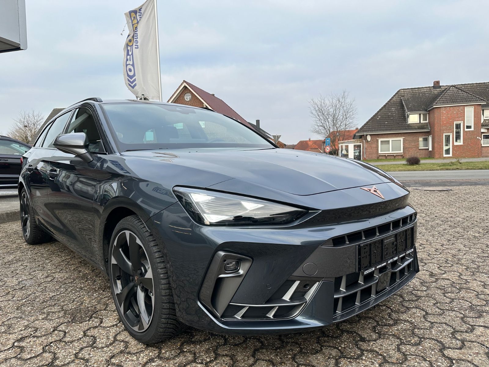 Fahrzeugabbildung CUPRA Leon ST 1.5 eTSI DSG Navi/ACC/AHK/LED/Shzg/GJR