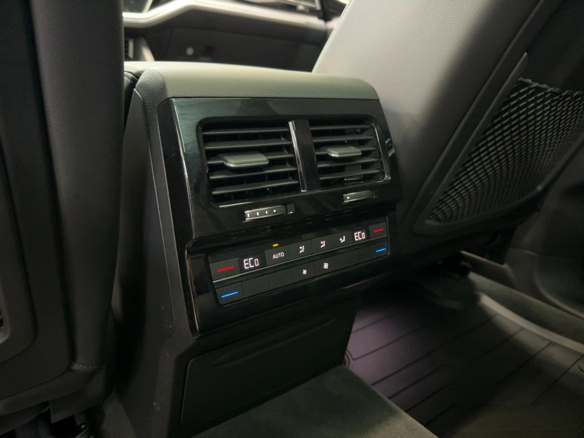 Volkswagen Touareg 3.0 V6 TDI DSG 4M R-Line Pano Luft LED-M foto 20
