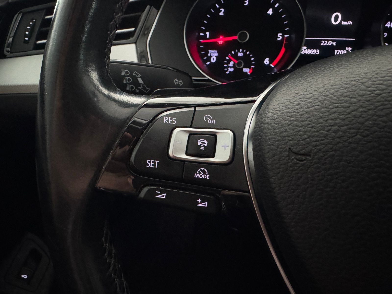 Fahrzeugabbildung Volkswagen Passat 2.0 TDI DSG COMFORTLINE NAVI LED AHK ACC