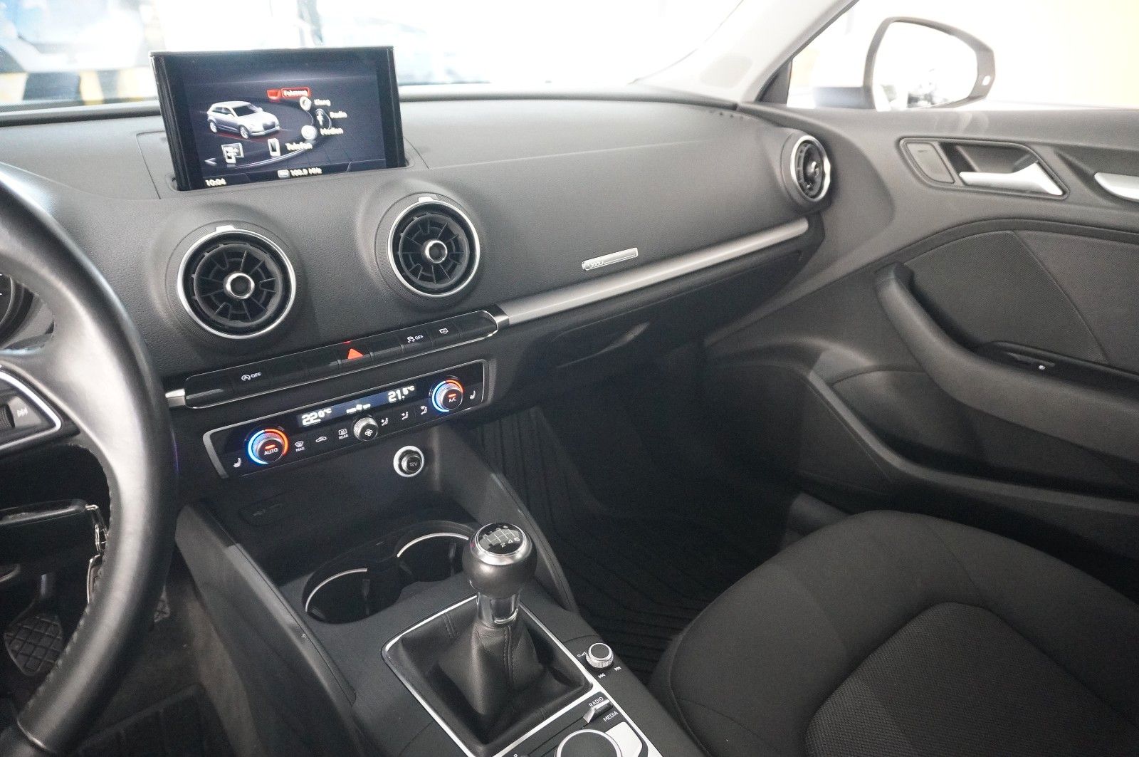 Fahrzeugabbildung Audi A3 Sportback 35 TFSI NAVI/BI-XENON/SHZ/ACC/PDC