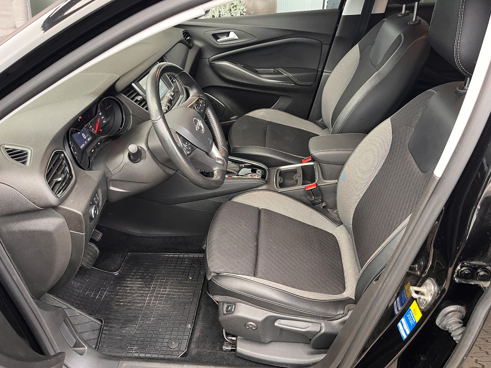 Fahrzeugabbildung Opel Grandland (X) 1.6 Turbo Automatik