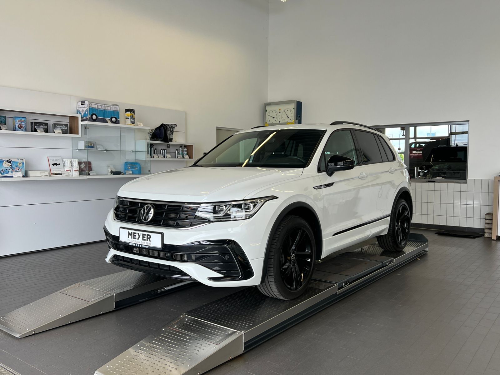 Fahrzeugabbildung Volkswagen Tiguan R-Line 2.0 TDI DSG 4Motion *Matrix-LED, P