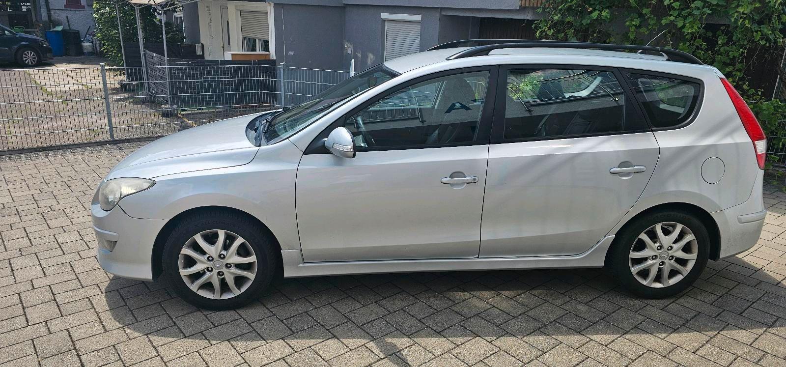 Hyundai i30 2011 — салон