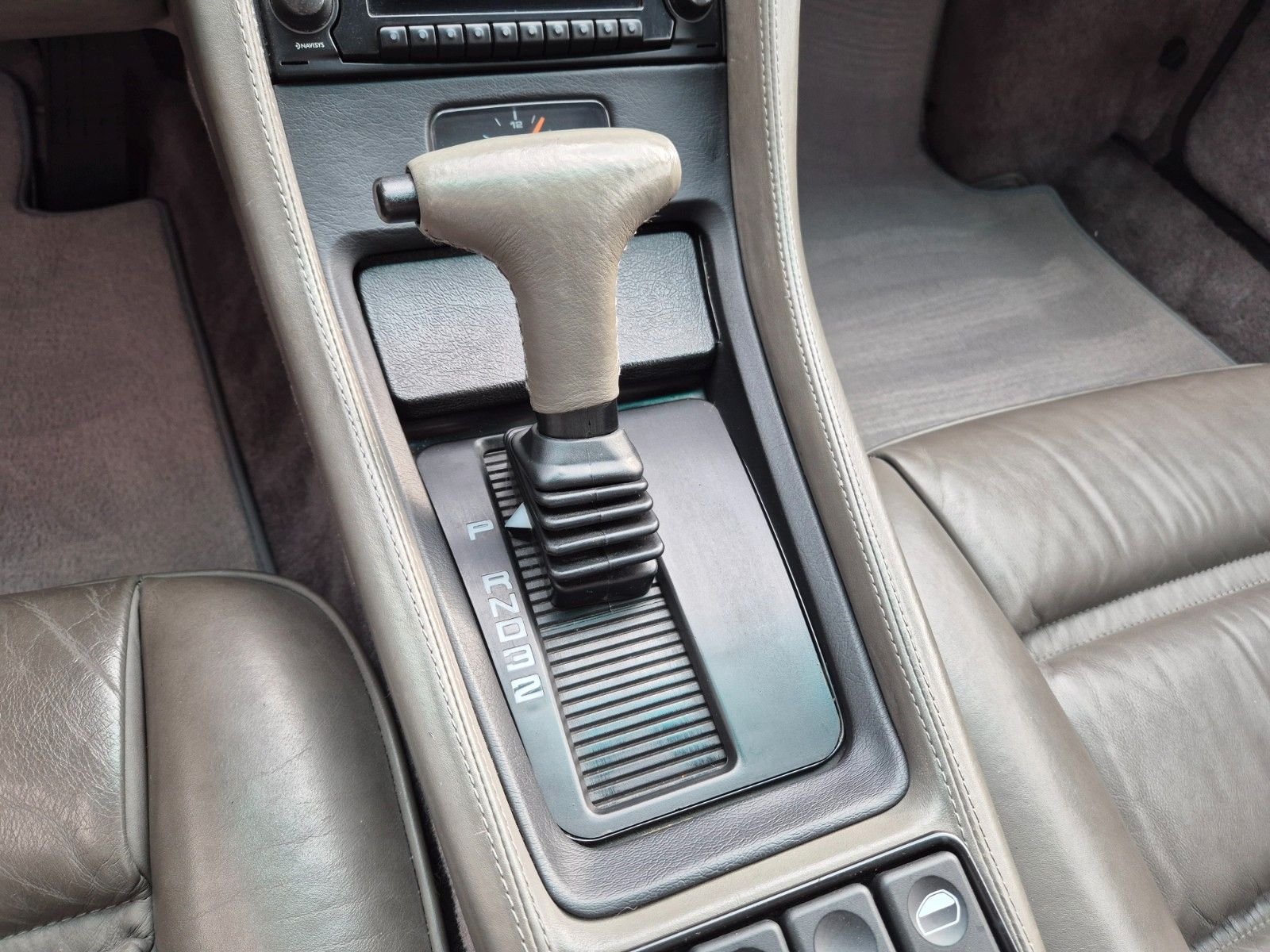 Fahrzeugabbildung Porsche 928 GTS/Deutsch/Kpl. Historie/SD/Blau mit grau