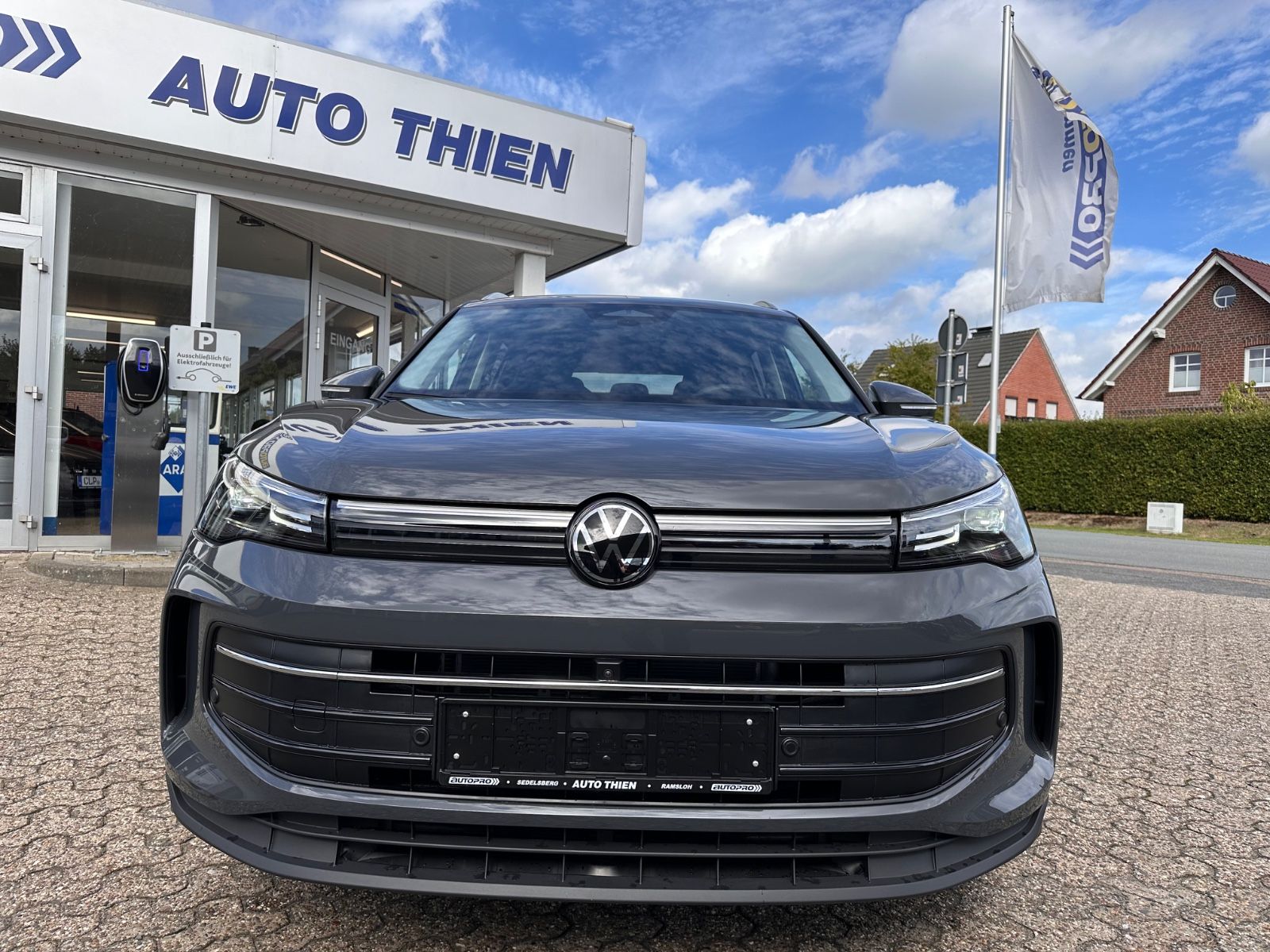 Fahrzeugabbildung Volkswagen Tiguan 1.5 eTSI Life DSG AHK/360°/APP/ACC/Keyles