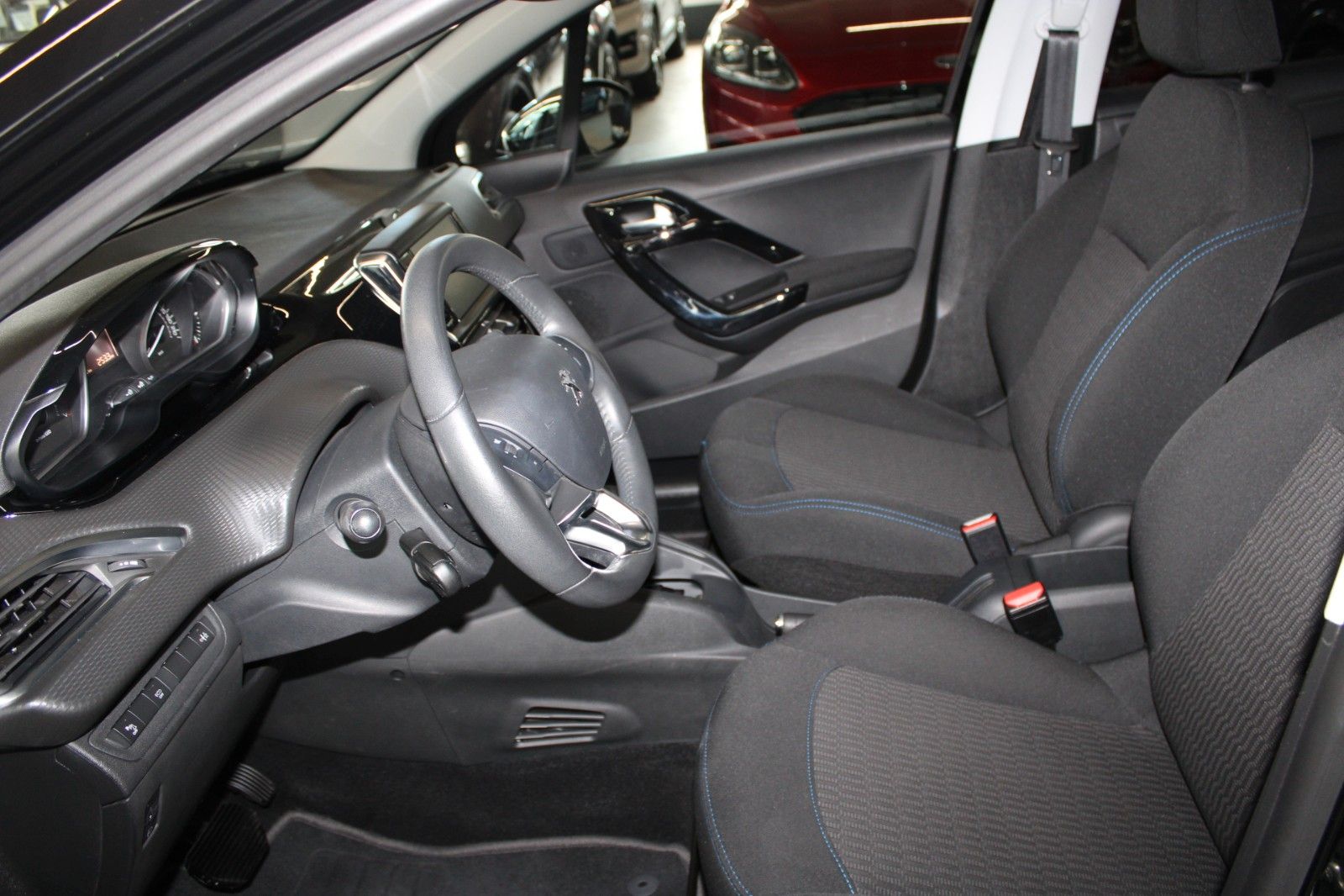 Fahrzeugabbildung Peugeot 208 Signature 110 Aut. Klimaauto PANO SHZ Allwet