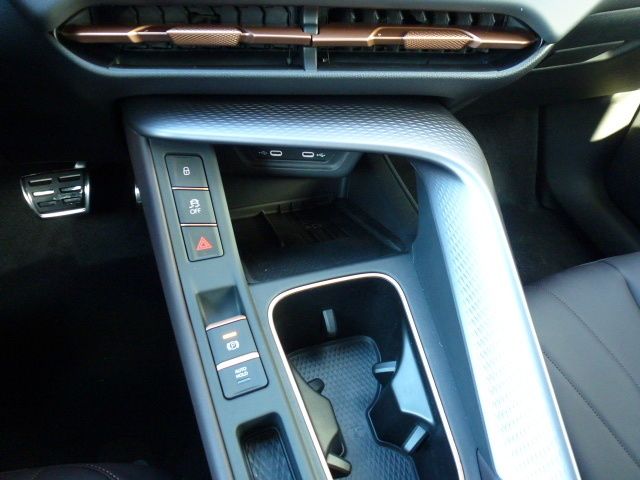 Fahrzeugabbildung CUPRA Terramar VZ 1.5 e-Hybrid DSG + Panorama