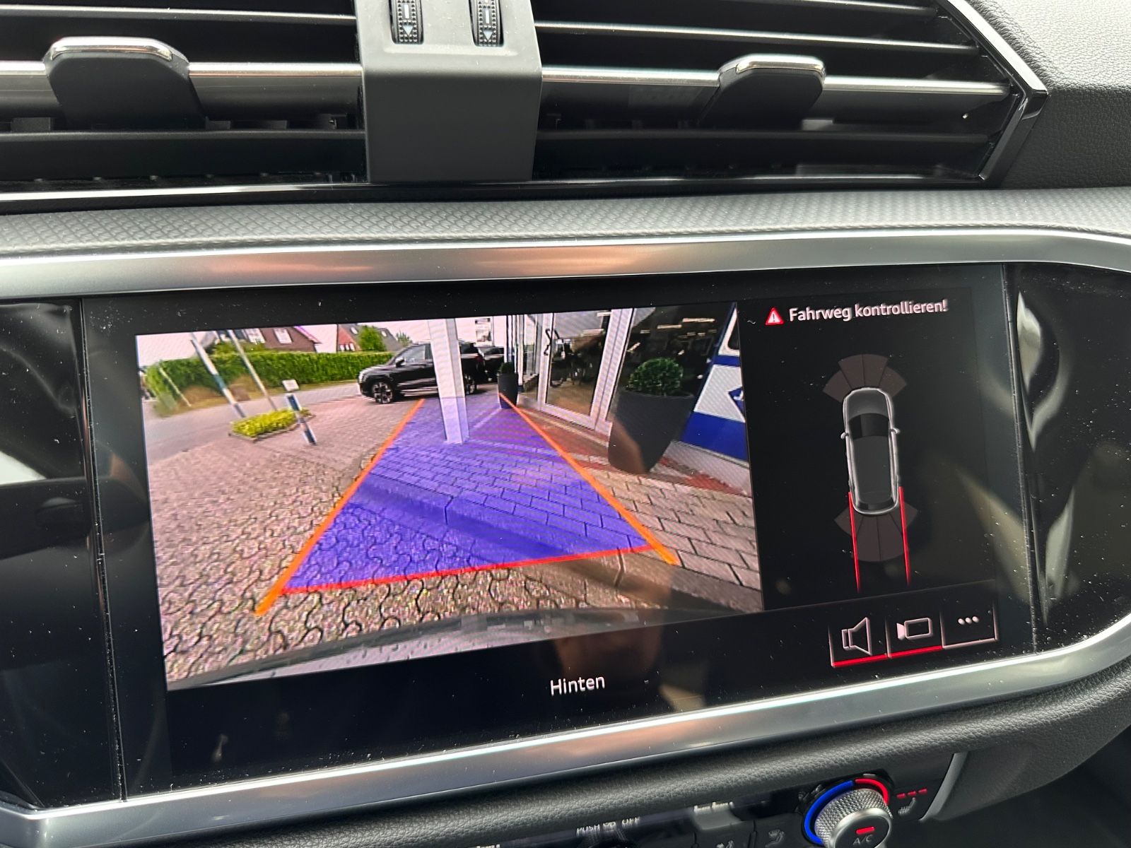 Fahrzeugabbildung Audi Q3 35 TFSI S line S Tronic Navi/ACC/SHZG/LED/PDC