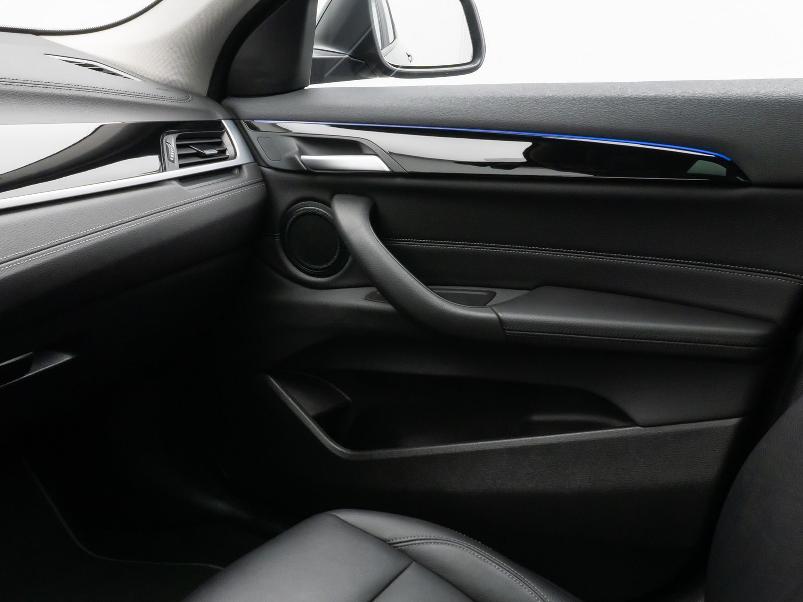 Fahrzeugabbildung BMW X2 sD18i Panorama Parkassist DAB HiFi AHK LED