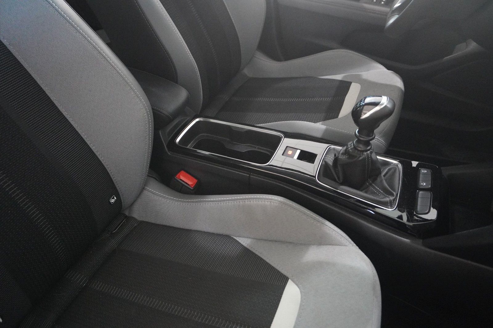 Fahrzeugabbildung Opel Mokka ELEGANCE 1.2T NAVI/LED/KAMERA/SPORT/SH/DAB