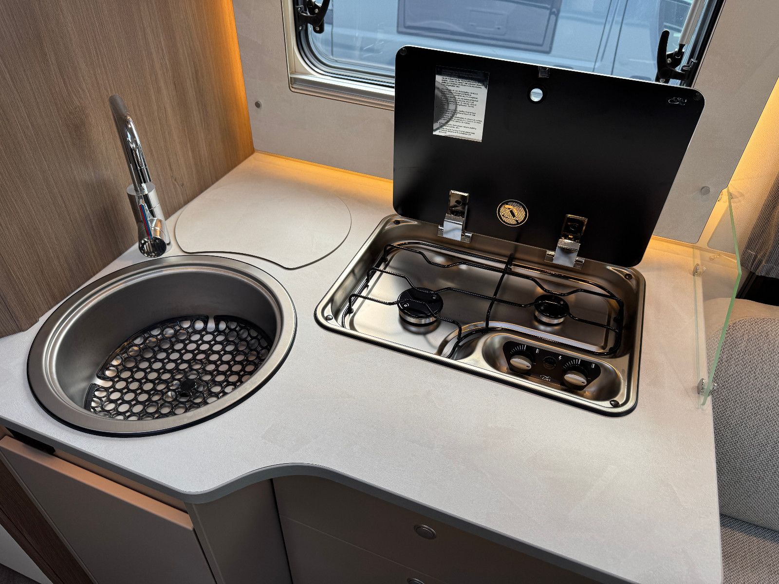 Fahrzeugabbildung Carado T 457 Pro + HYDRAULISCHE HUBSTÜTZEN LUFTFEDERUNG