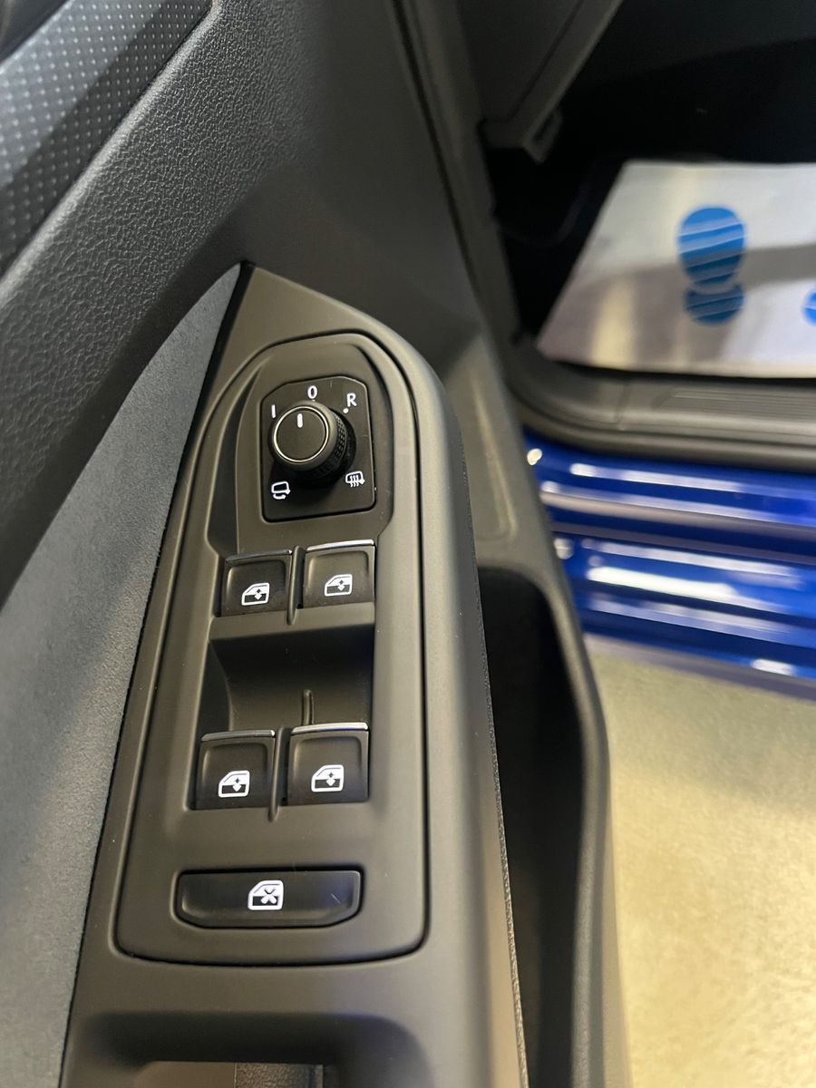 Fahrzeugabbildung Volkswagen Golf VIII Lim. R 4Motion *LAPIZ BLUE*KAMERA*IQ*