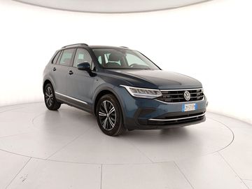 Volkswagen Tiguan - 1
