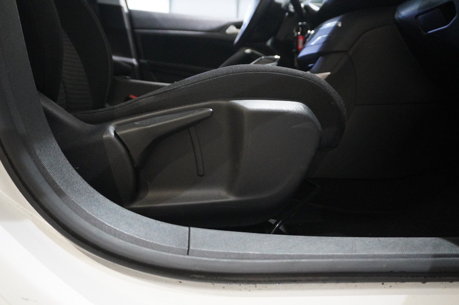 Fahrzeugabbildung Peugeot 308 LIM. 1.2T ACTICE PACK NAVI/LED/SPORT/NEBEL