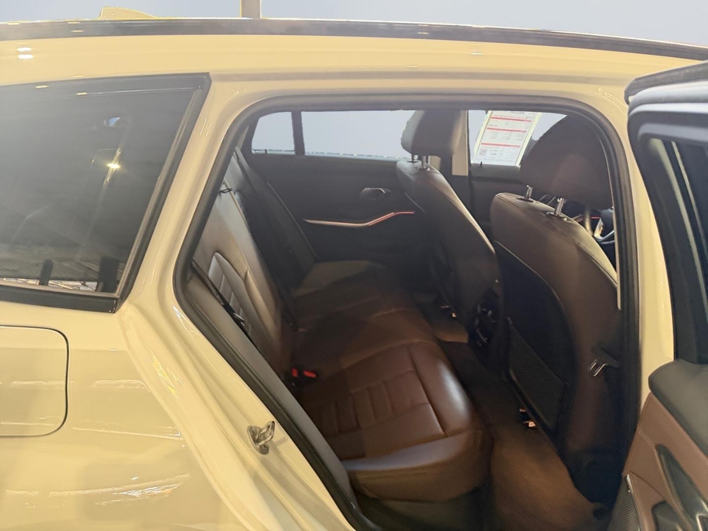 BMW 318 i Touring Luxury Line*AUTOMATIK*LED*PDC*KAME
