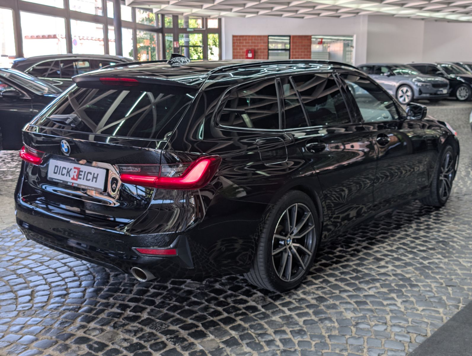 Fahrzeugabbildung BMW 320 i Sport Line Shadow H&K PANO ACC LEDER KAM