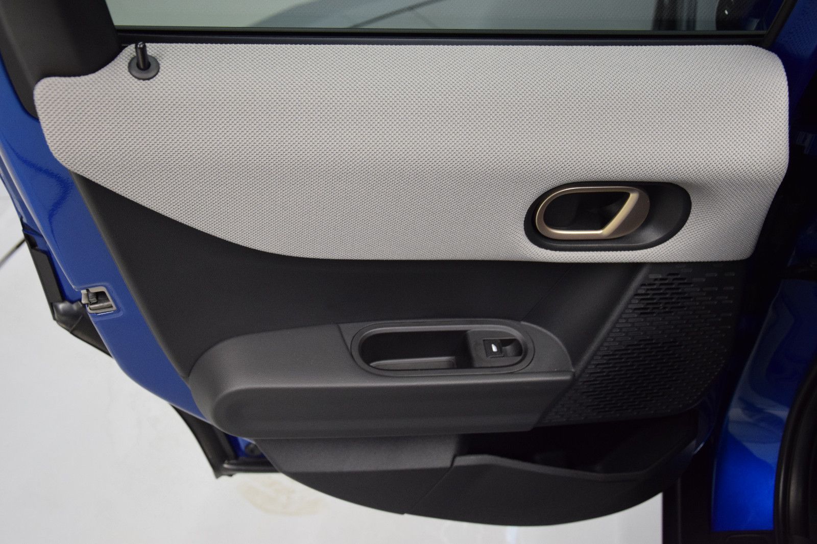 Fahrzeugabbildung MINI Cooper C Favoured Trim 5-Türen Paket-L Pano h/k