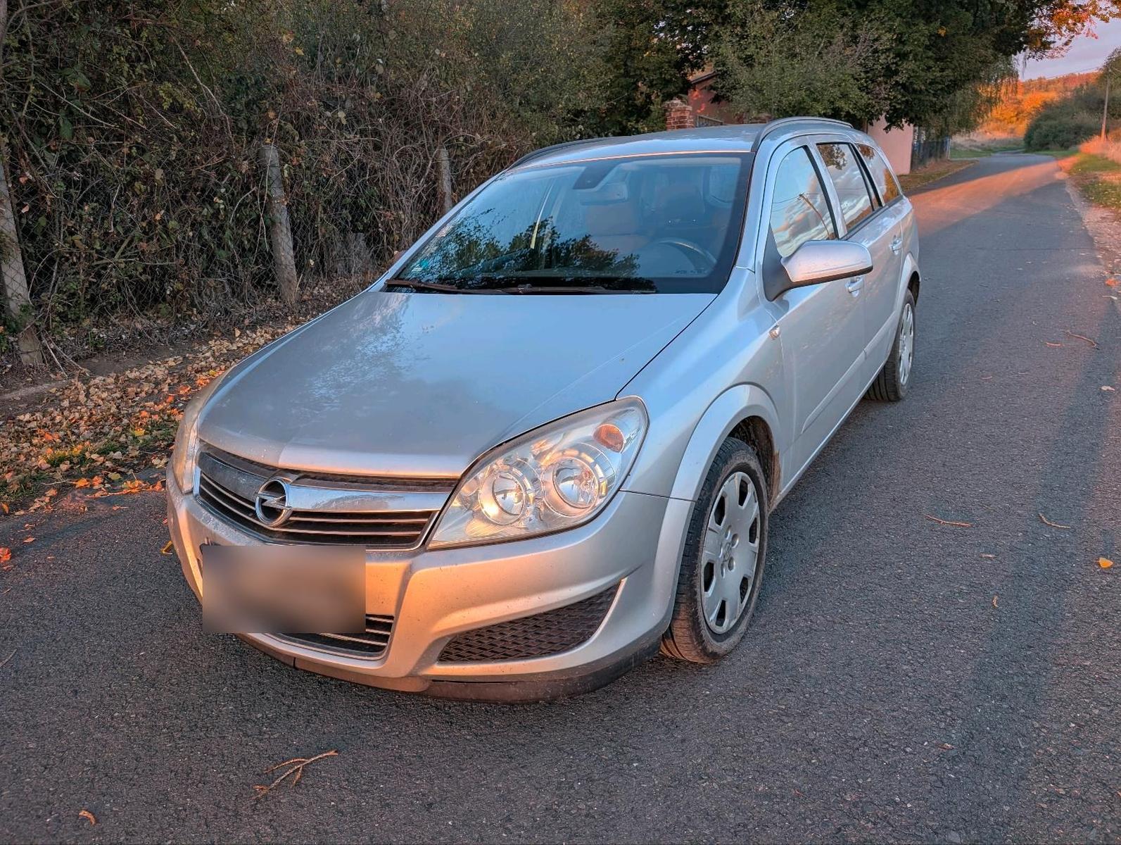 Opel Astra 2008 — rear view
