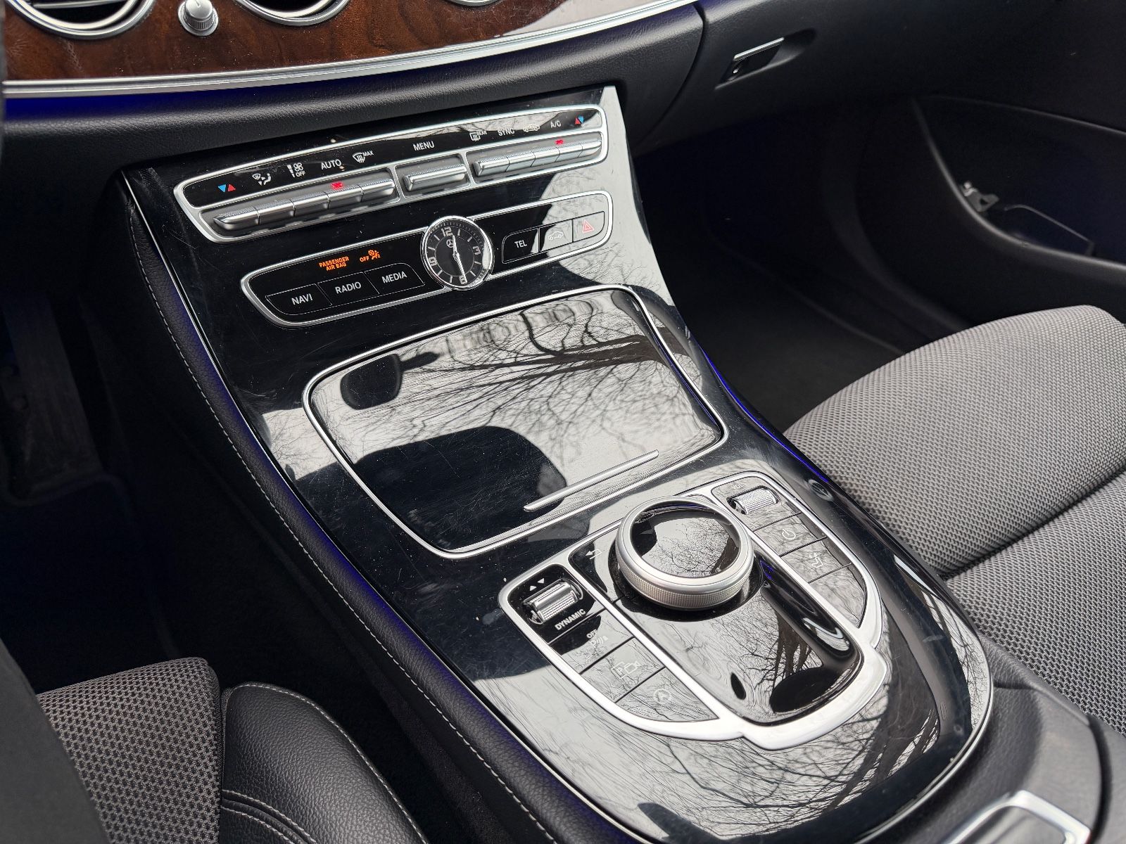 Fahrzeugabbildung Mercedes-Benz E 220d T Avantgarde LED*ACC*TEILLEDER*SHZ*AUTO