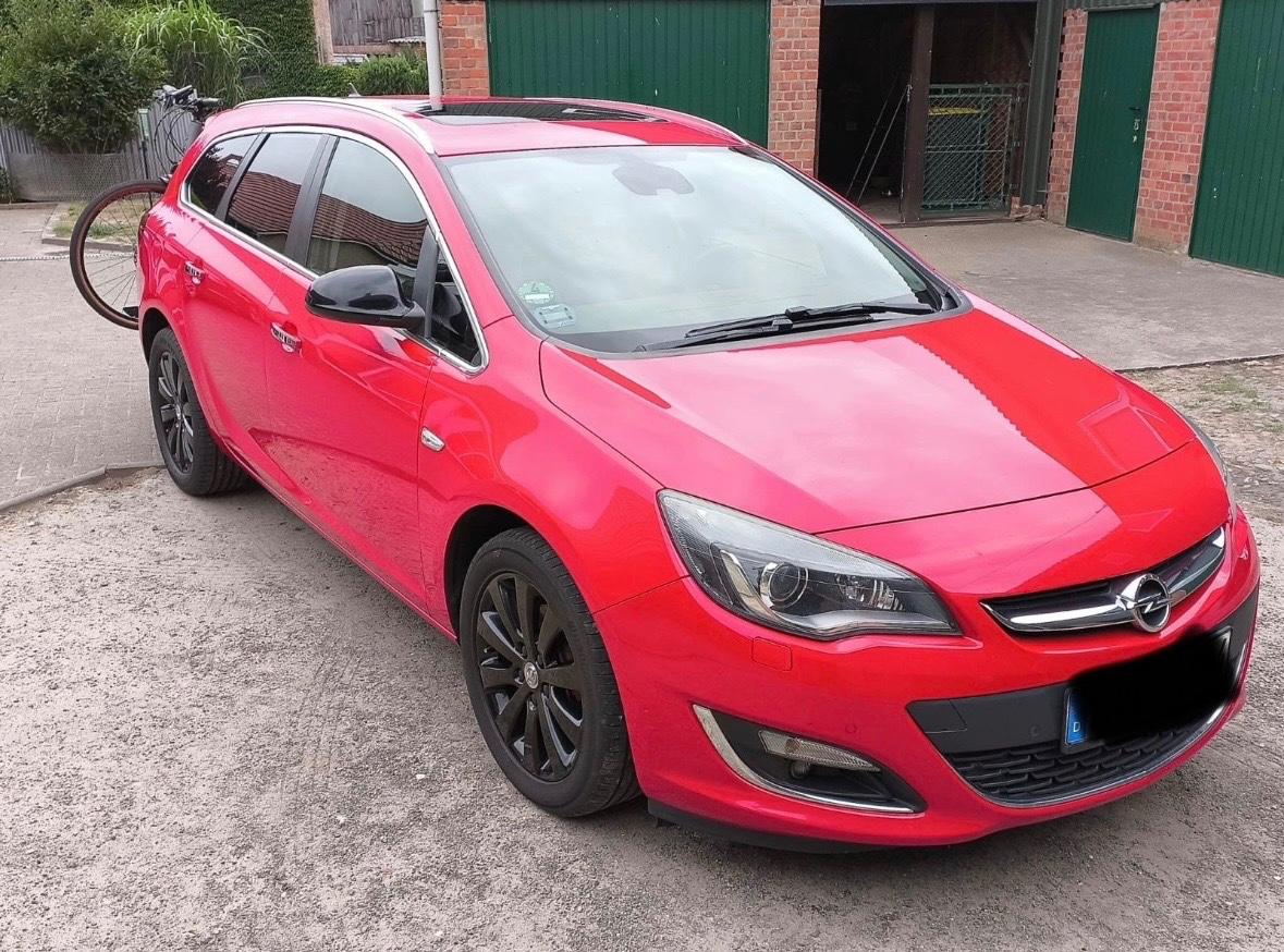 Opel Astra 2013 — rear view