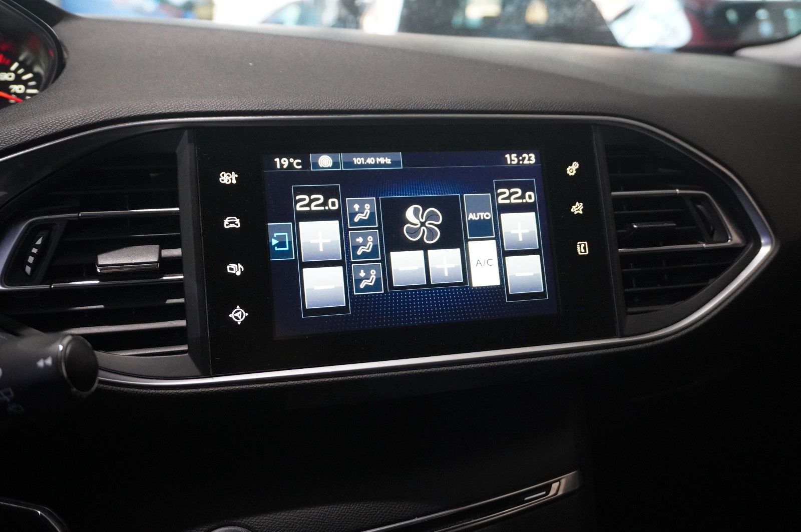 Fahrzeugabbildung Peugeot 308 SW 1.2T ALLURE NAVI/LED/KAMERA/SHZ/SPORT/AHK