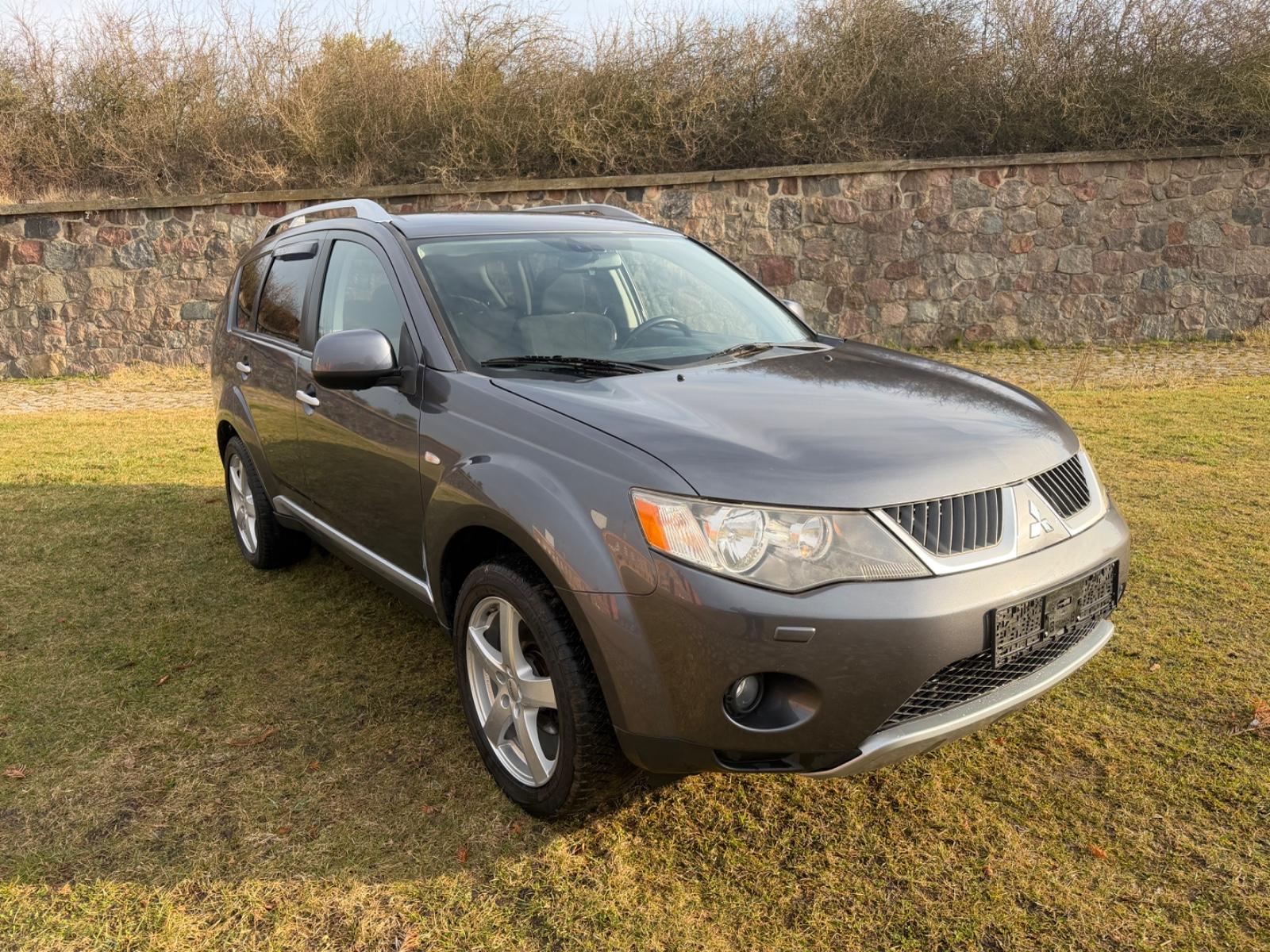 Mitsubishi Outlander 2.2 DI-D  4WD / Klima / 7 Sitze /Xenon