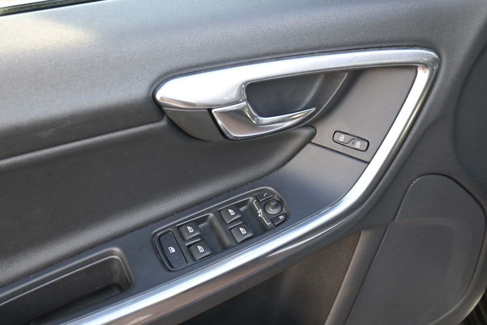 Fahrzeugabbildung Volvo V60 Kombi D6 Summum AWD*NAV*LED*TEMPO*