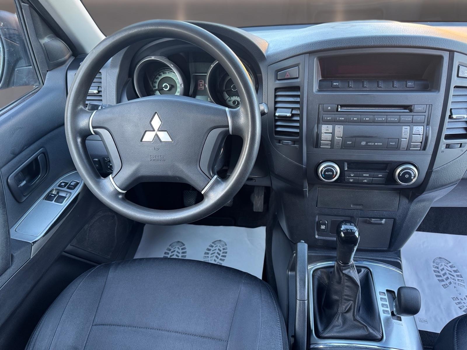 Mitsubishi Pajero 3.2 DI-D 200 ch • 3 portes • 4x4 • Boîte manuelle • Attelage