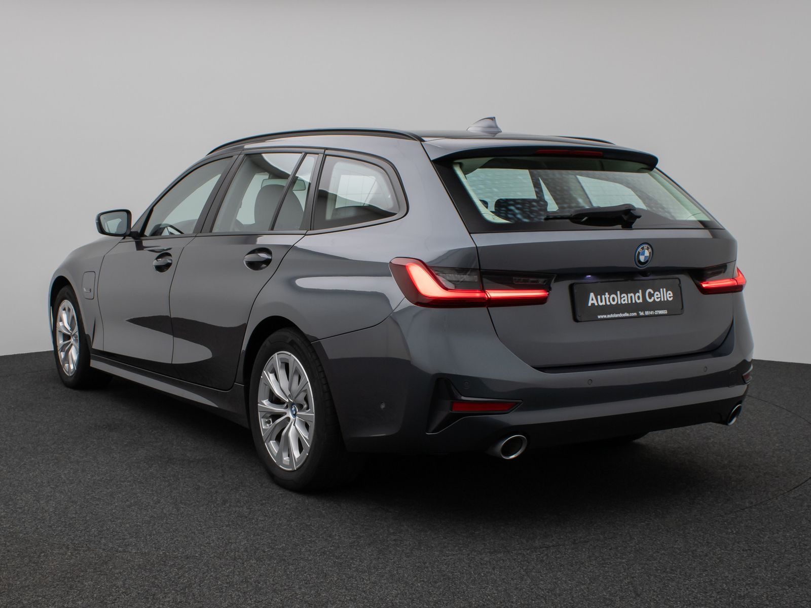 Fahrzeugabbildung BMW 330e Kamera DAB HiFi DrivingAssist Alarm Sport