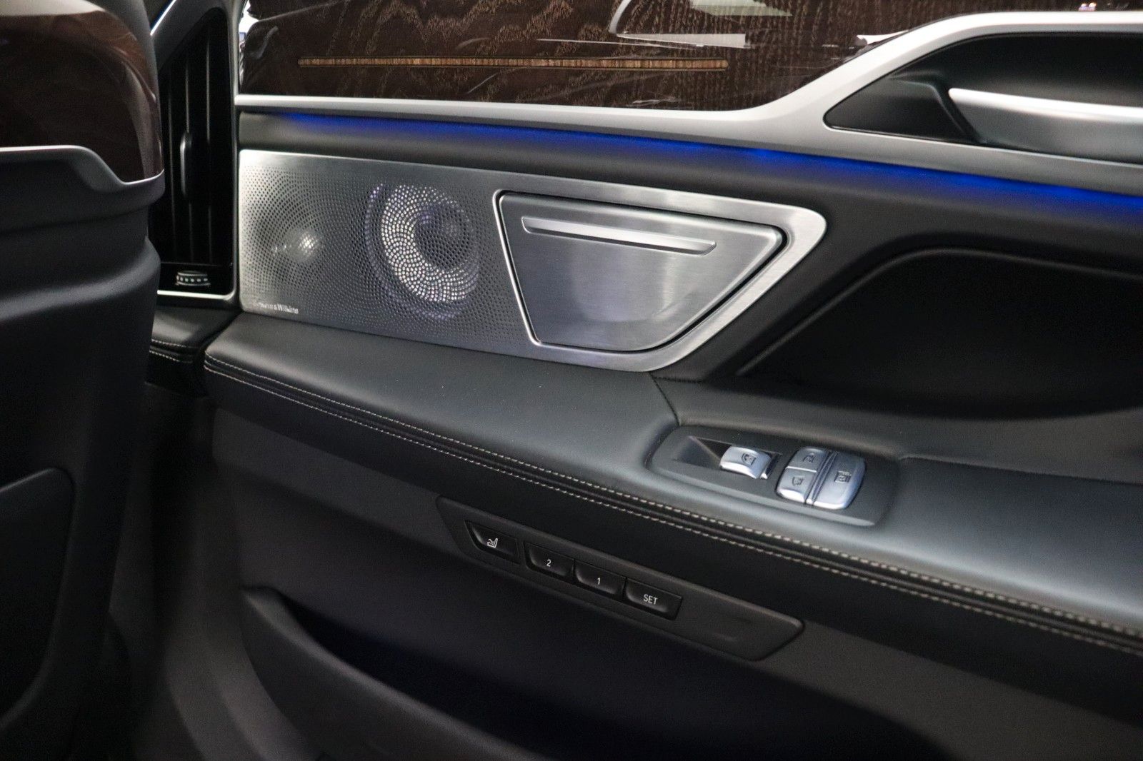 Fahrzeugabbildung BMW 750Ld xDrive SOFT LASER ACC SOUND
